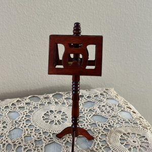 Dollhouse furniture music stand